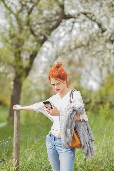 Красива Молода Жінка Виходить Вулицю Полі Дивлячись Мобільний Телефон Сонячний — стокове фото