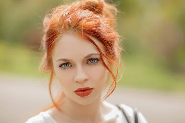 Bela Jovem Com Cabelo Vermelho Fora Parque Luz Sol Olhando — Fotografia de Stock