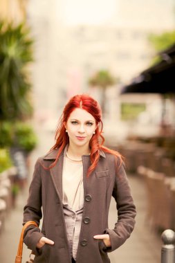 Güzel ve genç birbayan teşkilatının kamera, moody sonbahar renkleri, şık moda kentsel kavramı