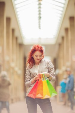 Güzel ve genç birbayan kentin alışveriş merkezi alışveriş çantası, Tur alışveriş mutlu ile alışveriş 