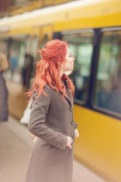 Schöne Junge Frau Wartet Auf Den Zug Bahn Straßenbahn Herbststimmung — Stockfoto