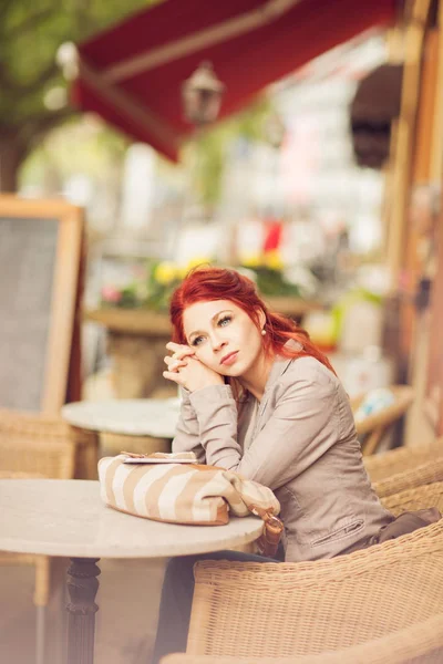 Junge Schöne Frau Einem Straßencafé Die Auf Einen Kaffee Wartet — Stockfoto