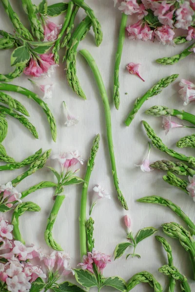 Espárragos Verdes Puntas Espárragos Hermoso Arreglado Madera Blanca Con Flores — Foto de Stock