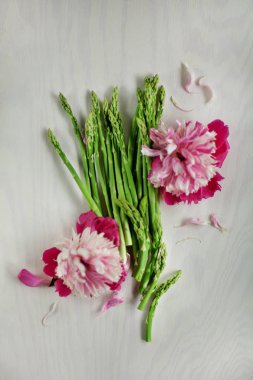 Beyaz ahşap mutfak plaka güzel peonies ile dekore edilmiş taze yeşil kuşkonmaz arka plan olarak kullanılabilir