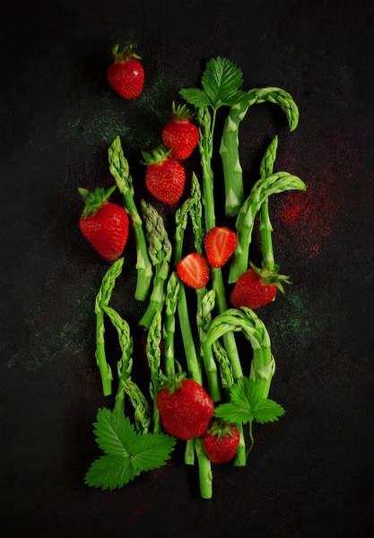 Fresh Green Asparagus Tips Red Strawberries Decorated Beautifully Arranged Dark — Stock Photo, Image