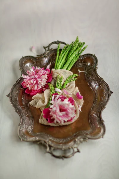 Verse Groene Asperges Ingericht Een Vintage Metalen Plaat Witte Houten — Stockfoto