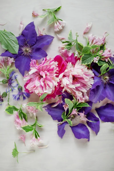 Mooie Roze Roze Pioenrozen Violett Paars Clematis Bloemen Witte Houten — Stockfoto