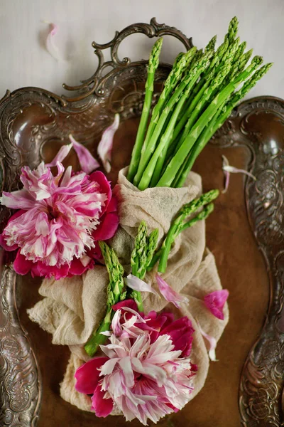 Asperges Vertes Fraîches Décorées Sur Une Plaque Métallique Vintage Sur — Photo