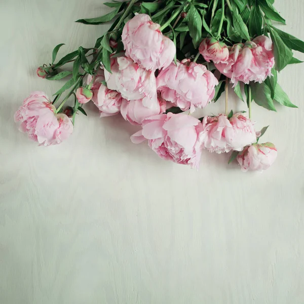 Schöne Rosa Rosa Pfingstrosen Auf Holzteller Kann Als Hintergrund Verwendet — Stockfoto