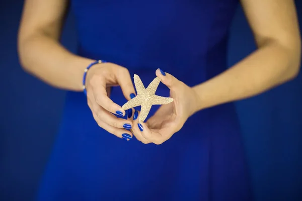 Schöne Frauenhände Mit Perfektem Nagellack Die Kleine Seesterne Vor Blauem — Stockfoto