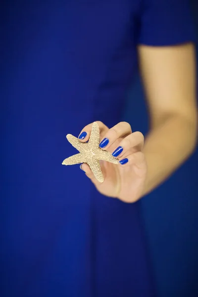 Mãos Mulher Bonita Com Esmalte Perfeito Segurando Pouca Estrela Mar — Fotografia de Stock