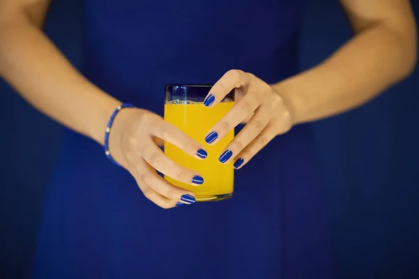 Schöne Frauenhände Die Ein Glas Leuchtend Gelb Orangefarbene Limonade Vor — Stockfoto