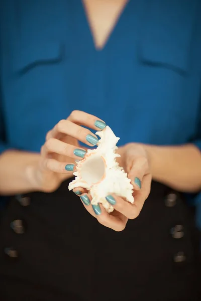 Schöne Frauenhände Mit Perfektem Blauem Nagellack Der Kleine Schneckenhäuser Hält — Stockfoto