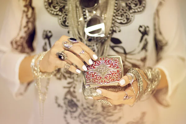 美丽的女人手捧着古董首饰盒 手里拿着完美的指甲油和银色戒指 可用作背景 — 图库照片