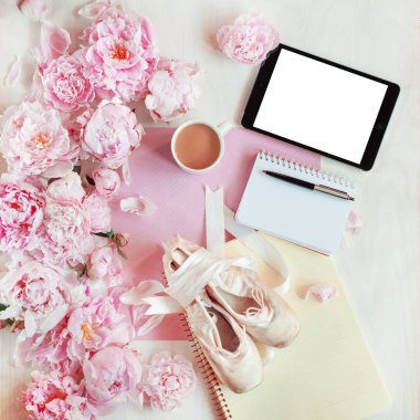 tablet pad, kalem ve güzel peonies, yazma ile düz yatıyordu kavramı arka plan olarak kullanılabilir 