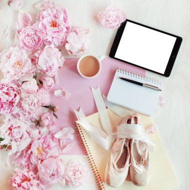 tablet pad, kalem ve güzel peonies, yazma ile düz yatıyordu kavramı arka plan olarak kullanılabilir 