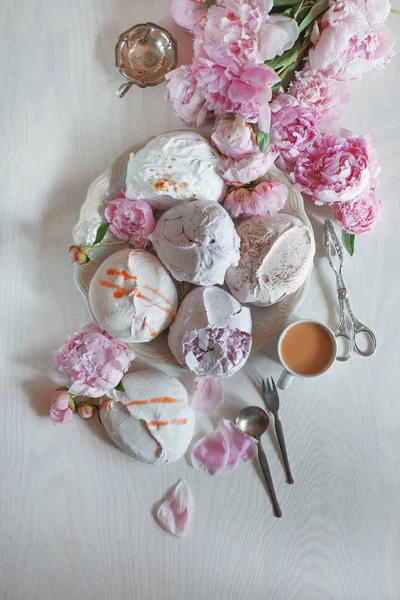 Bellissime Peonie Rosa Decorate Con Gustose Meringhe Sul Tavolo Legno — Foto Stock