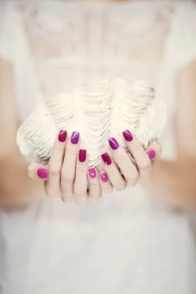 Belles Mains Femme Avec Vernis Ongles Rose Parfait Tenant Palourde — Photo