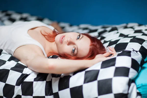 Morgens Aufwachen Junge Schöne Frau Liegt Entspannt Ihrem Bett Rote — Stockfoto
