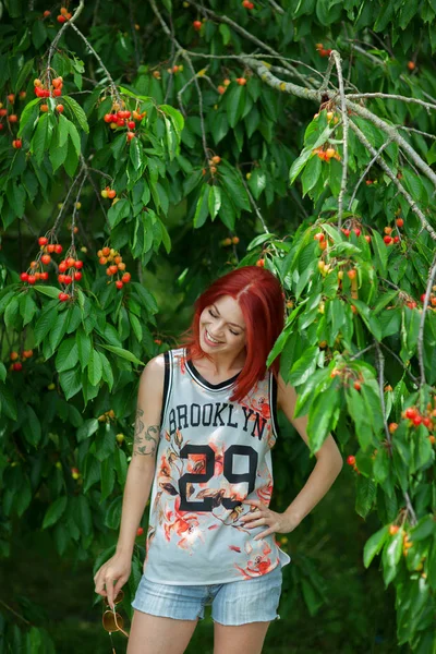 Schöne Frau Mit Roten Haaren Vor Einem Kirschbaum Mit Reifen — Stockfoto