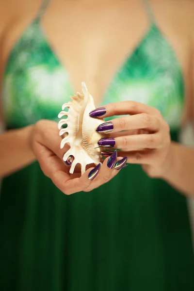 Schöne Frauenhände Mit Perfektem Holographischen Nagellack Der Kleine Muschel Hält — Stockfoto