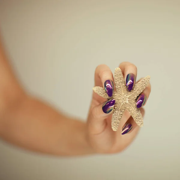 Hermosas Manos Mujer Con Esmalte Uñas Holográfico Perfecto Sosteniendo Pequeños — Foto de Stock