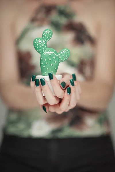 Žena Plná Pálivých Papriček Malý Umělý Kaktus Perfektní Zelený Lak — Stock fotografie