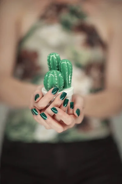 Kezében Tartja Kis Mesterséges Kaktusz Tökéletes Zöld Körömlakkot Érzéki Műterem — Stock Fotó