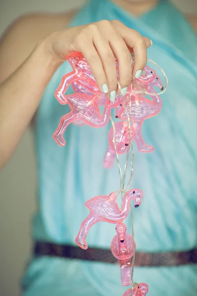 Vacker Kvinnas Händer Med Perfekt Nagellack Håller Flamingo Ljus Kameran — Stockfoto