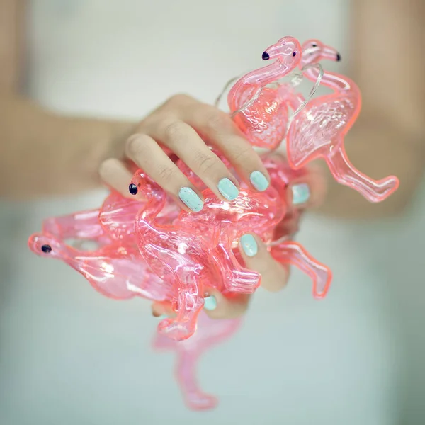 Schöne Frauenhände Mit Perfektem Nagellack Die Flamingo Lichter Die Kamera — Stockfoto