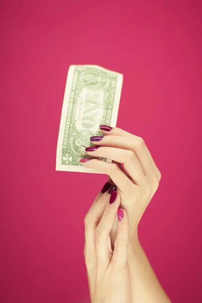 Mãos Mulher Com Perfeito Belo Esmalte Unhas Rosa Segurando Uma — Fotografia de Stock