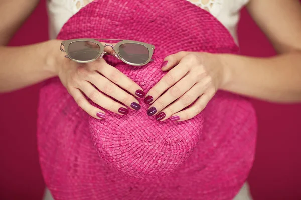 Красиві Жіночі Руки Ідеальним Рожевим Лаком Нігтів Тримає Рожевий Сонячний — стокове фото