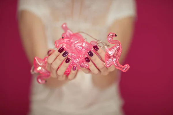 Vacker Kvinnas Händer Med Perfekt Rosa Nagellack Håller Flamingo Ljus — Stockfoto