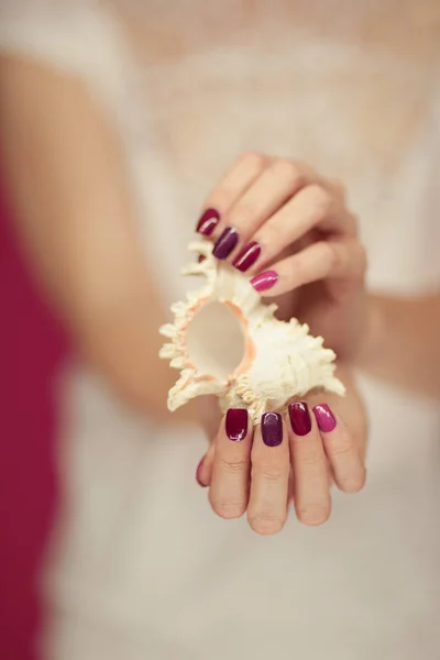 Vacker Kvinna Händer Med Perfekt Rosa Nagellack Håller Lite Skal — Stockfoto