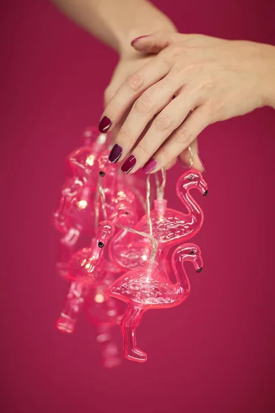 Manos Mujer Hermosa Con Esmalte Uñas Rosa Perfecto Celebración Luces —  Fotos de Stock