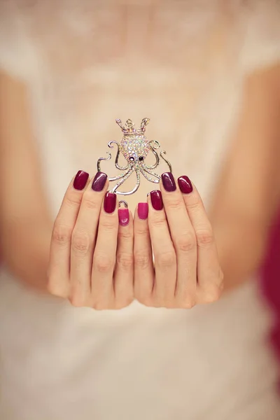 Mooie Vrouw Handen Met Perfecte Roze Nagellak Houden Weinig Octopus — Stockfoto