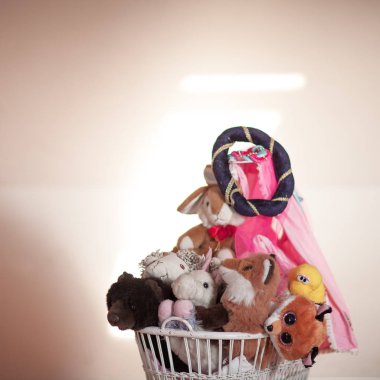 sevimli küçük bebek arabası Prenses odasında birçok doldurulmuş hayvanlarla.