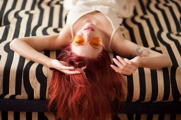 Bonita Jovem Mulher Com Cabelo Vermelho Óculos Sol Encontra Relaxado — Fotografia de Stock