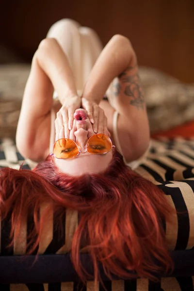 Hübsche Junge Frau Mit Roten Haaren Und Sonnenbrille Liegt Entspannt — Stockfoto