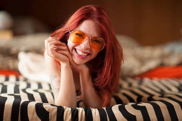Красива Молода Жінка Рудим Волоссям Сонцезахисними Окулярами Лежить Розслаблена Сміється — стокове фото