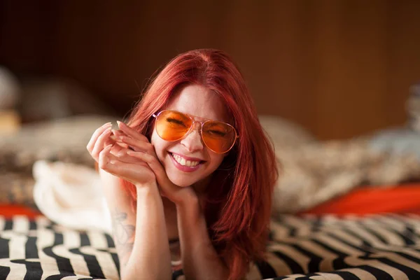 Bonita Jovem Mulher Com Cabelo Vermelho Óculos Sol Encontra Relaxado — Fotografia de Stock