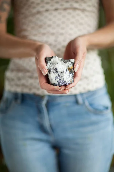 Kvinnan Handen Håller Lite Crystal Mineral Rock Sensuell Studio Skott — Stockfoto