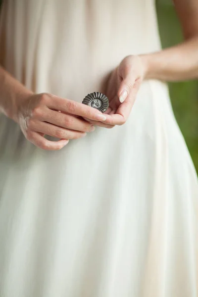 Donna Mano Tenendo Poco Ammonite Fossile Studio Sensuale Colpo Con — Foto Stock