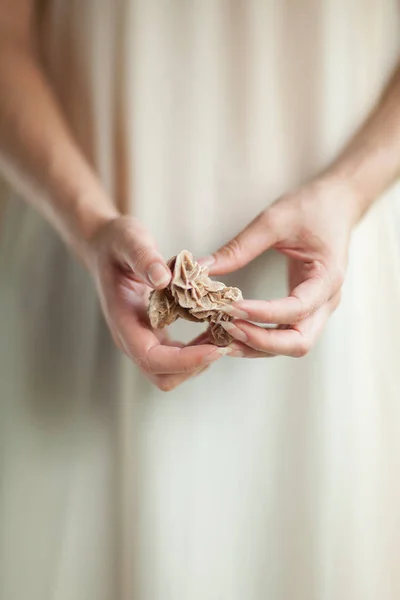 Mulher Mão Segurando Pouco Cristal Rocha Mineral Estúdio Sensual Tiro — Fotografia de Stock