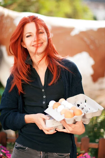 ファームでは 持続可能な農業概念で新鮮な卵を買って若い美人 — ストック写真