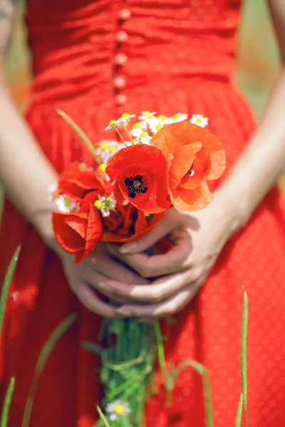 Krásná Žena Červené Šaty Stojící Makovém Poli Drží Květiny Detailní — Stock fotografie