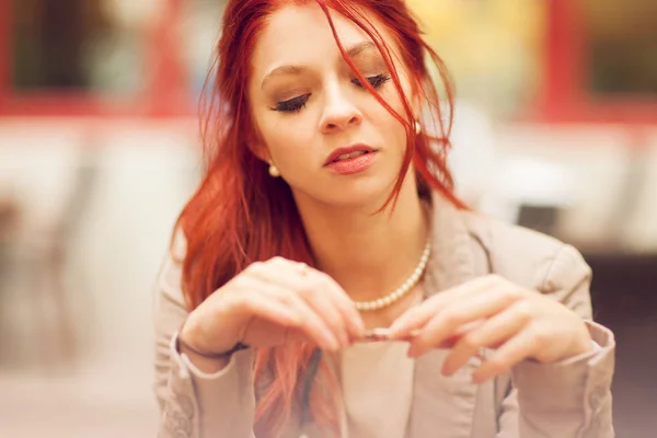 Krásná Atraktivní Mladá Žena Rudými Vlasy Relaxační Městě Pouliční Kavárny — Stock fotografie