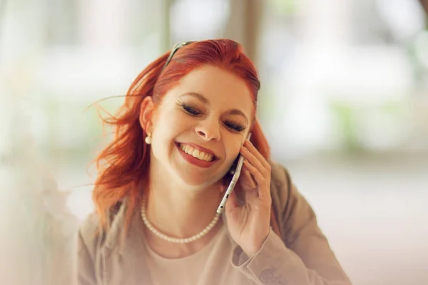 Mulher Bonita Cidade Shopping Está Ocupado Com Seu Telefone Celular — Fotografia de Stock