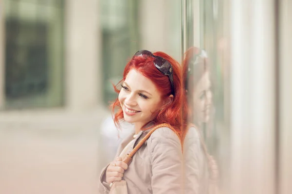 ショッピング ウォーキング サマーリー都市気分でリラックスした赤い髪を持つ美しい 魅力的な若い女性 — ストック写真