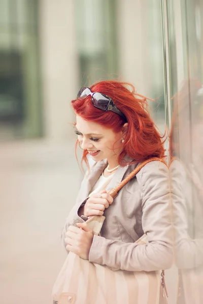 Schöne Attraktive Junge Frau Mit Roten Haaren Entspannt Der Stadt — Stockfoto